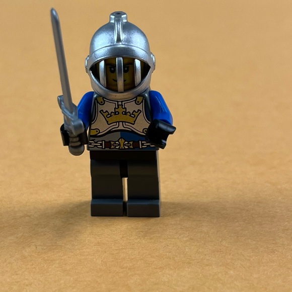 LEGO Castle Crown Kings Lion Knight Minifigure 70402 2” - Picture 1 of 8